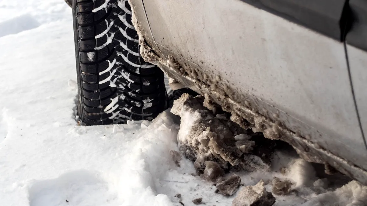 Cum se frânează corect pe zăpadă pentru a nu derapa? Sfaturile experţilor auto, manevrele care te scapă de accidente