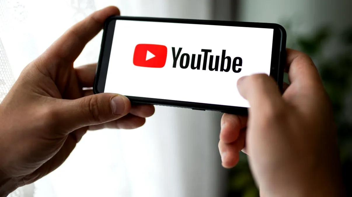 Filme gratuite pe YouTube legal, o colecție stufoasă. Lungmetraje cu Marlon Brando, Sean Connery, Jackie Chan și Eddie Murphy