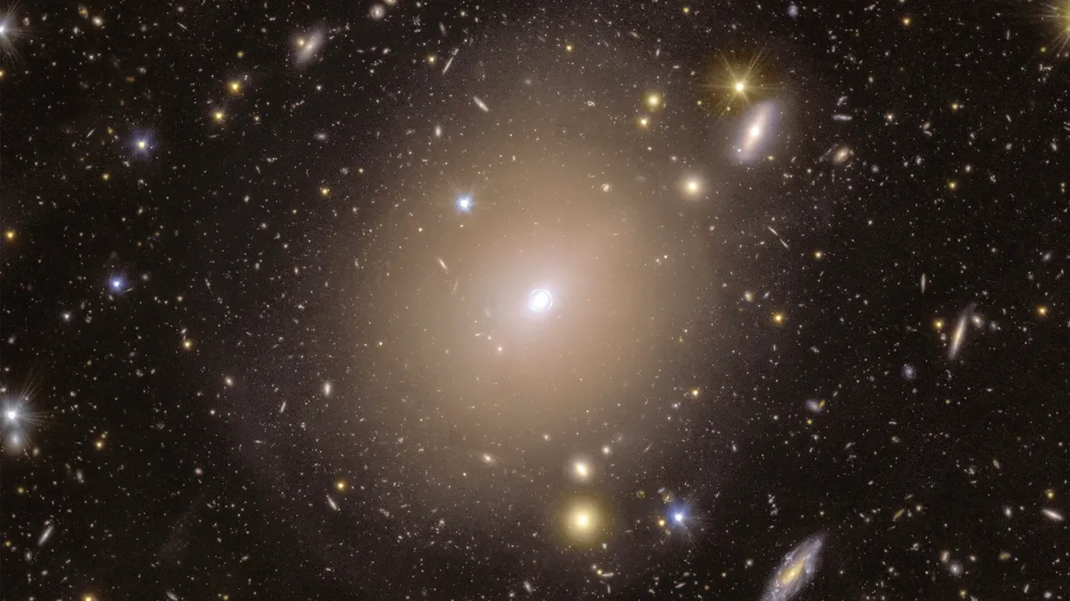 Un fenomen cosmic rar: inelul lui Einstein, descoperit aproape de Pământ