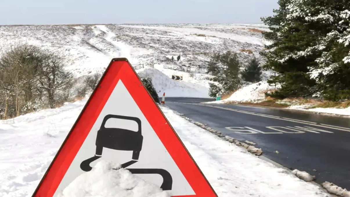 Manevra interzisă la volan când e polei pe asfalt. Experţii auto spun că toţi şoferii fac această greşeală banală