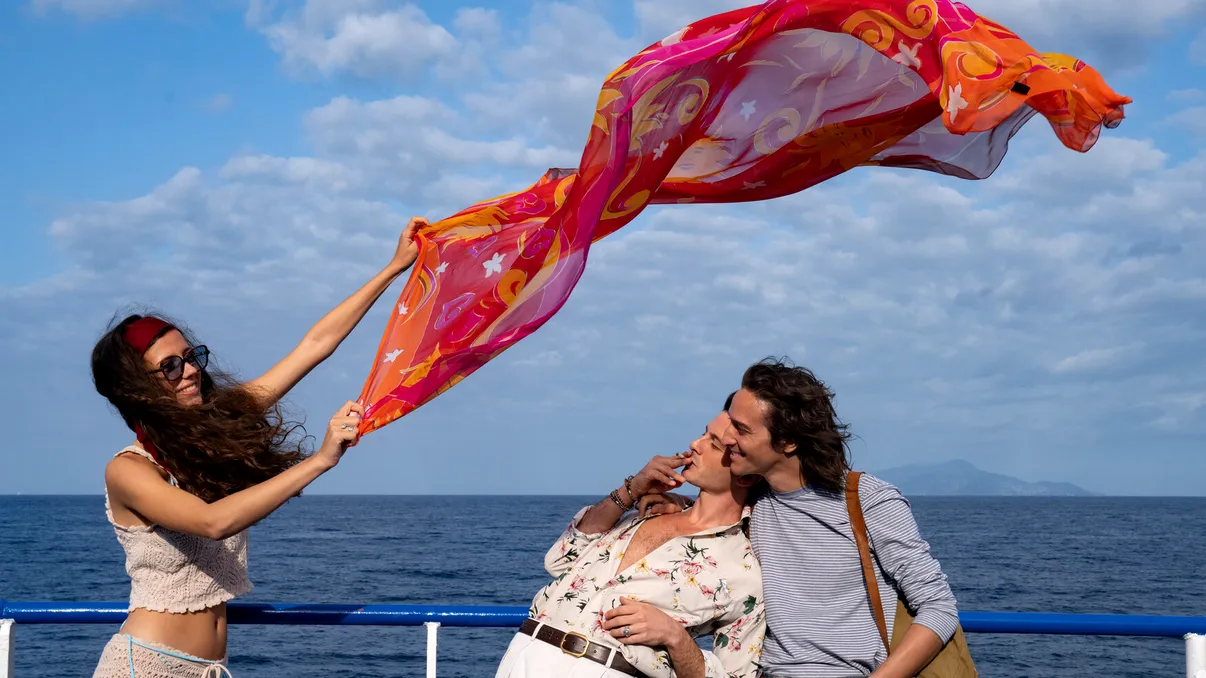 „Parthenope” – O poveste despre iubire, libertate și Napoli, orașul care nu iartă, dar fascinează. Când îl vezi în cinema