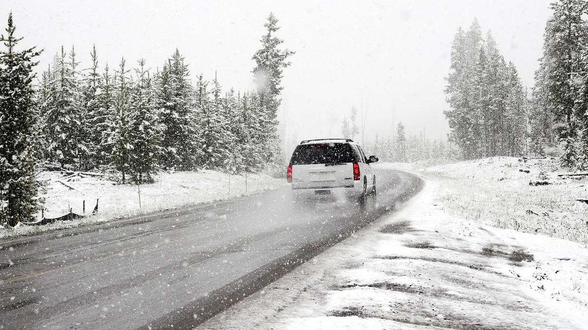 Abia acum se dezlănţuie cu adevărat iarna, în România. Temperaturile scad şi mai mult, unde va continua să ningă. ANM a emis coduri galbene
