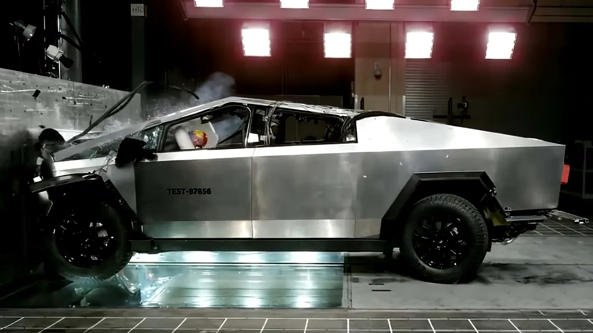 Cum dai 100.000 de dolari pe Tesla Cybertruck ca să ți-o repari singur cu scotch. Recomandarea oficială ca să nu-ți bată vântul prin mașină