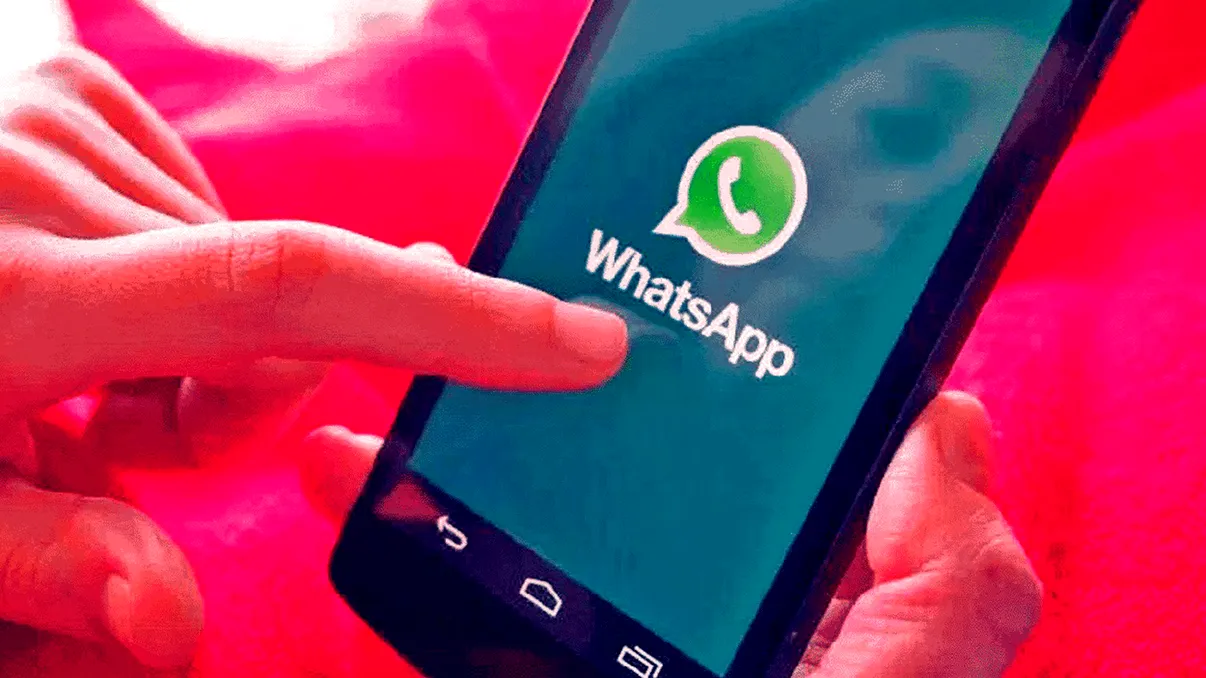 Neatenția pe telefon te poate costa contul și banii. Noua fraudă WhatsApp face ravagii