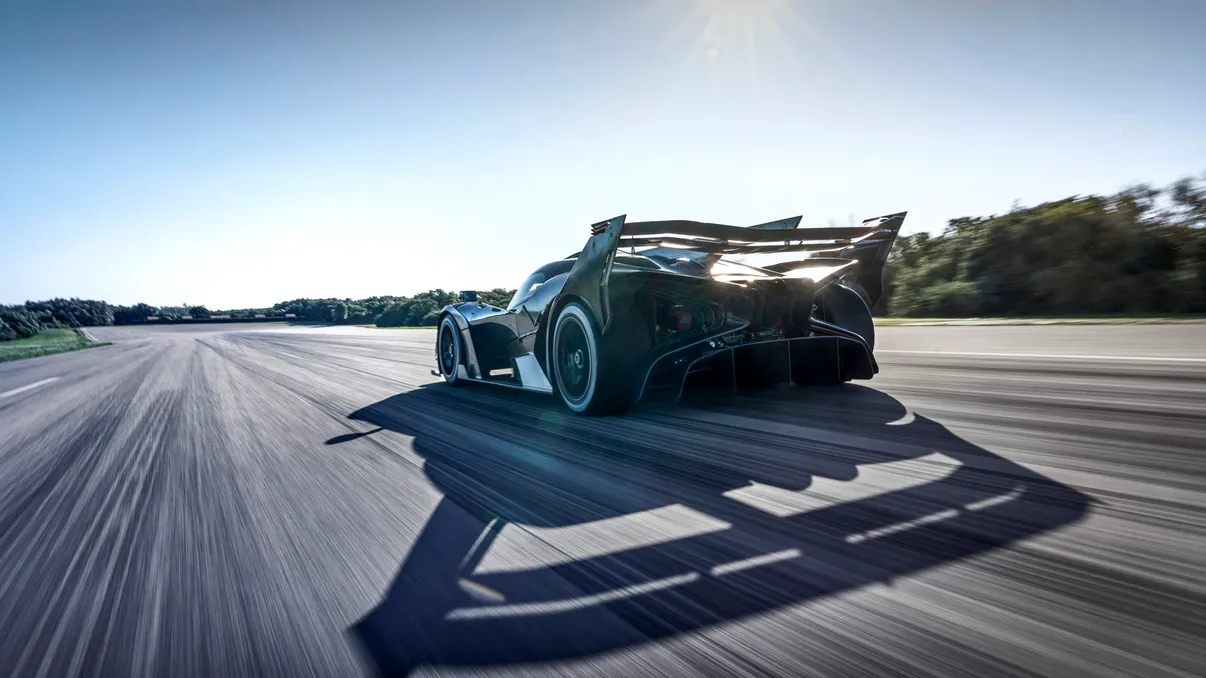 Șeful Bugatti dă peste cap cursa mașinilor electrice: „Motoarele pe benzină vor domina supercarurile încă zeci de ani”