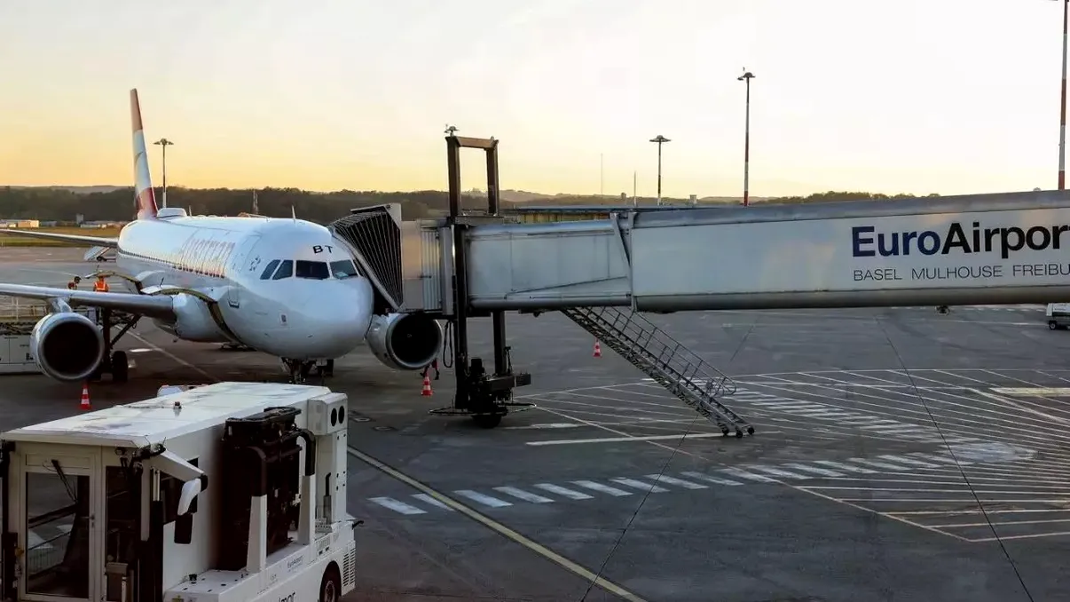 Aeroportul din Europa în care ieşi în două ţări. Le despart câţiva metri, călătorii trebuie să fie atenţi unde merg