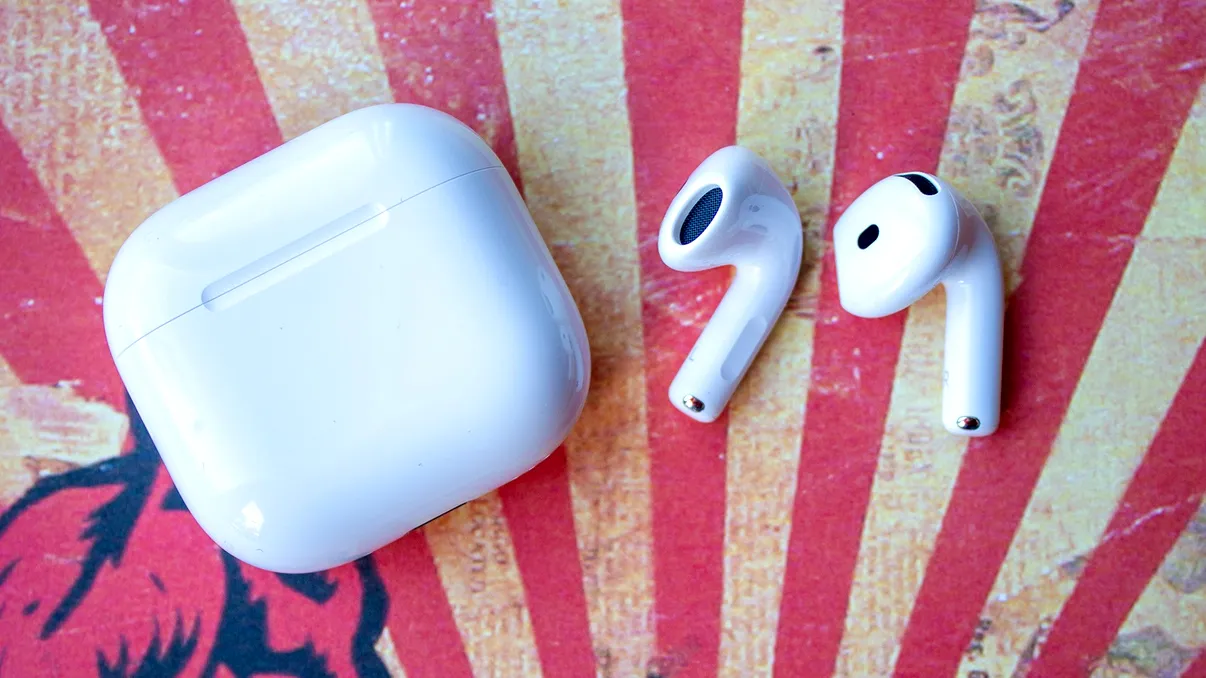 Apple pregătește o nouă funcție spectaculoasă pentru AirPods: traducere în timp real a conversațiilor live
