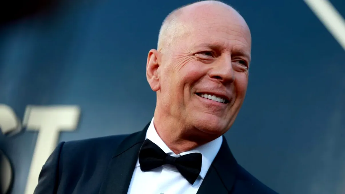 Prima imagine cu Bruce Willis după ce a fost mutat de familie într-un centru de îngrijire specială. Care este adevărata stare a actorului diagnosticat cu demență