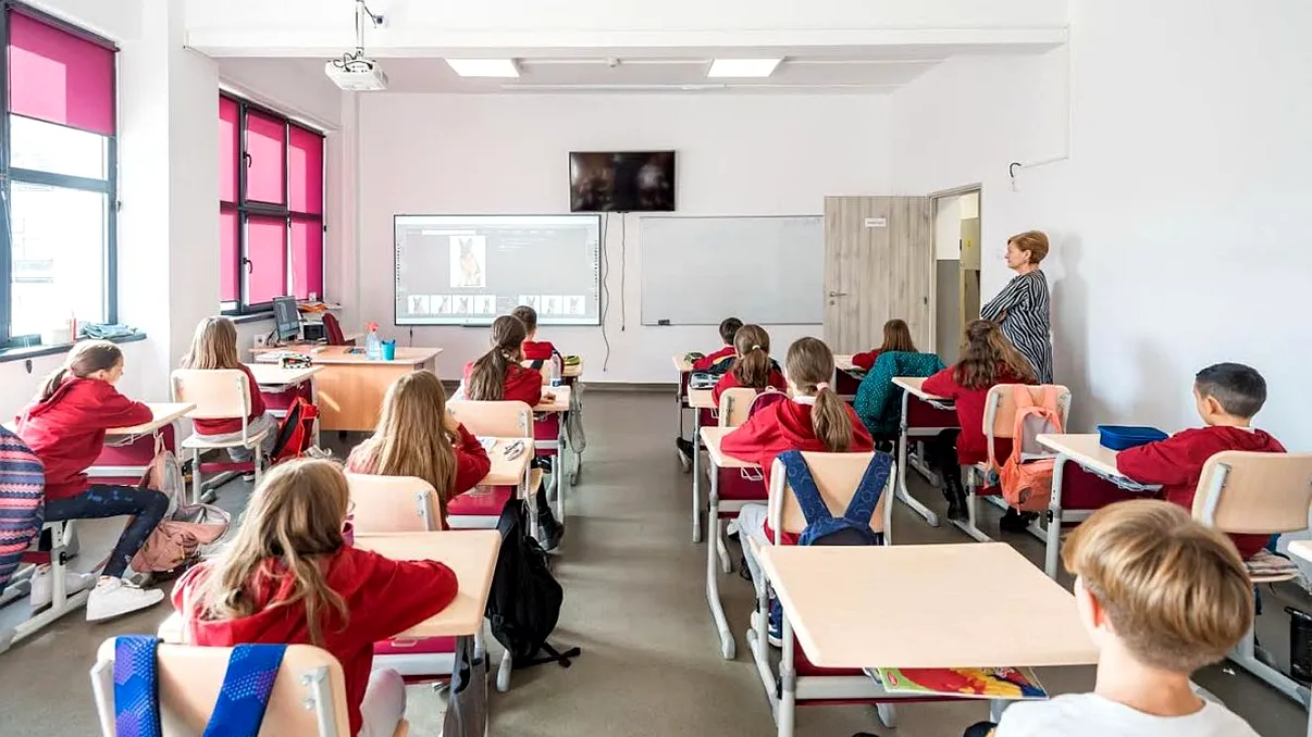 Butonul roșu va fi implementat în școli și universități. Cum va funcționa acesta și ce trebuie să facă elevii
