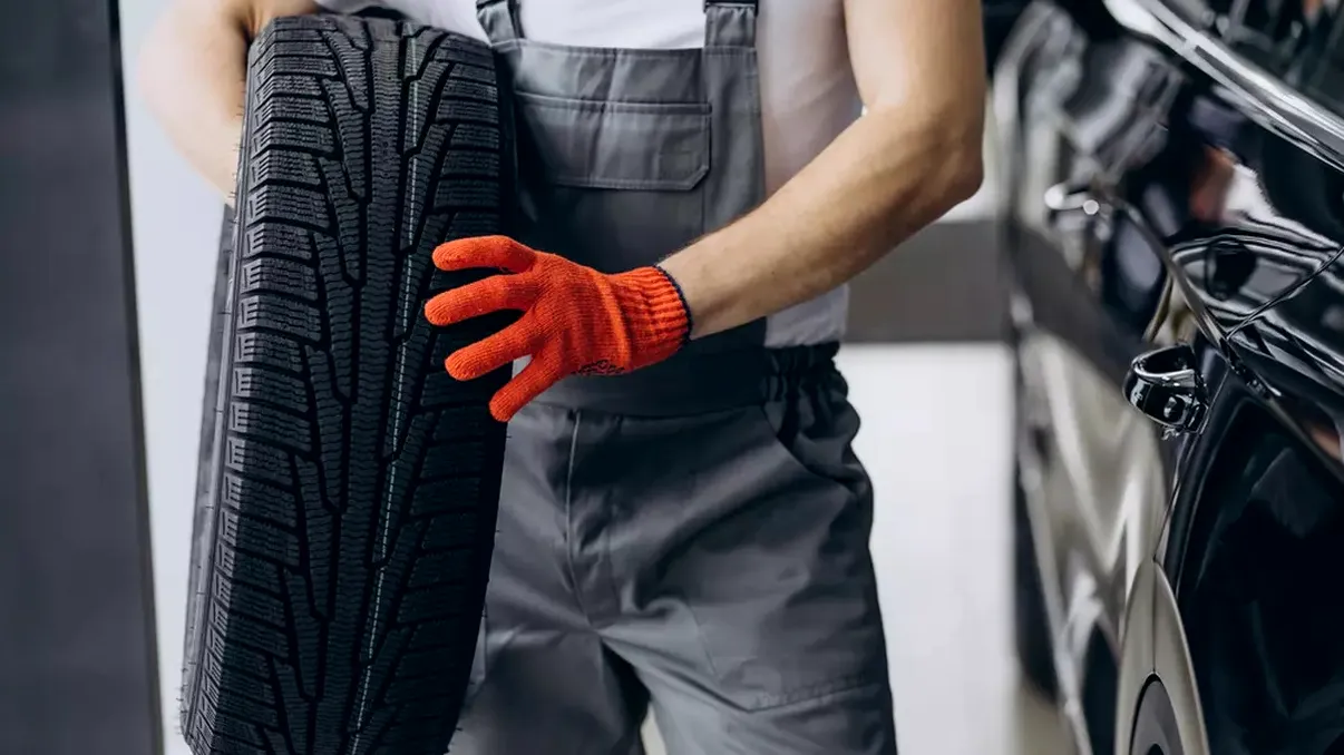 Când trebuie să schimbi cauciucurile primăvara. Amenzile se ţin lanţ de şoferii care le pun prea devreme pe cele de vară