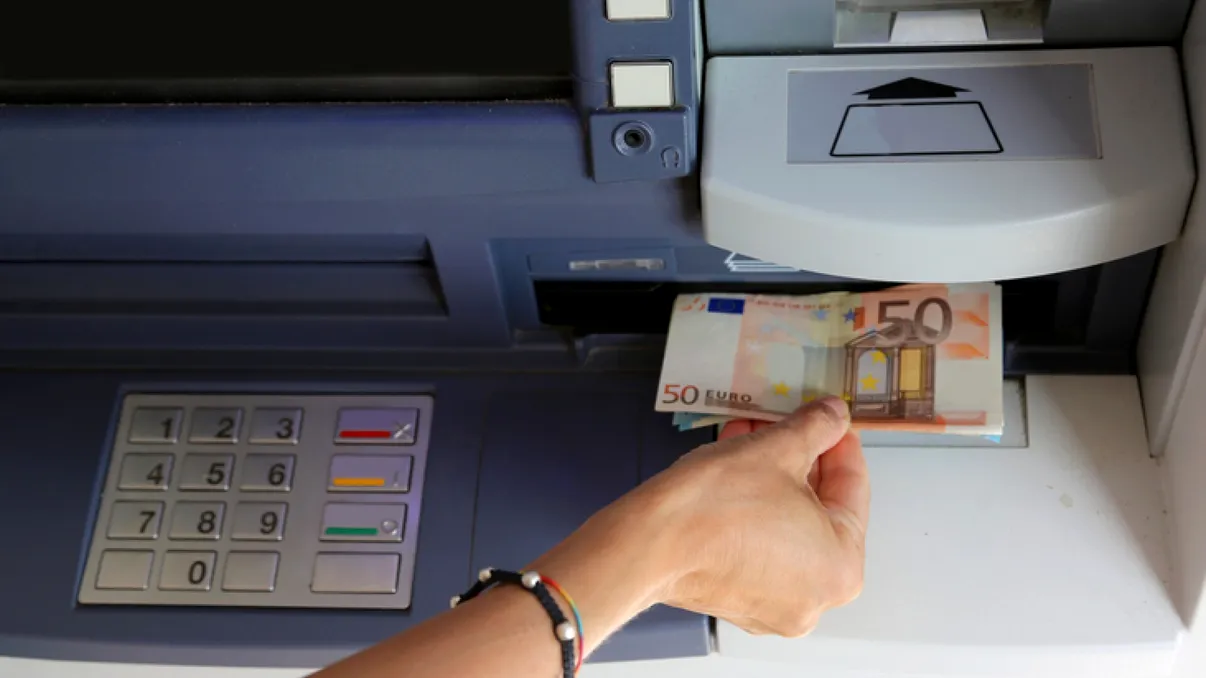 Ce comisioane vor plăti românii la retragerea banilor din ATM-ul băncii care a emis cardul. Cele mai mari costuri