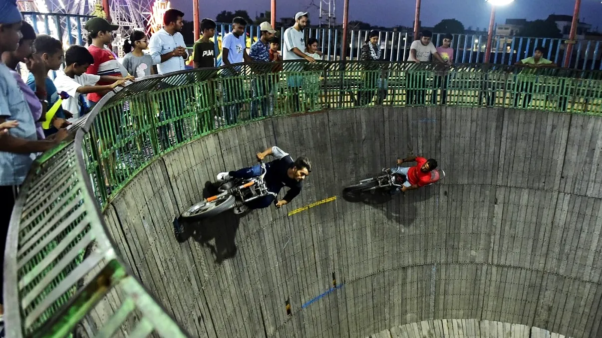 Cercul Morţii, o metodă ciudată de distracţie. A fost interzisă în Europa, însă asiaticii o adoră