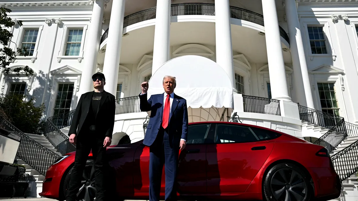 Trump iese să-și susțină prietenul Elon Musk, afectat de boicotul Tesla, și pozează cu vehiculele la Casa Albă într-o încercare disperată de a salva situația