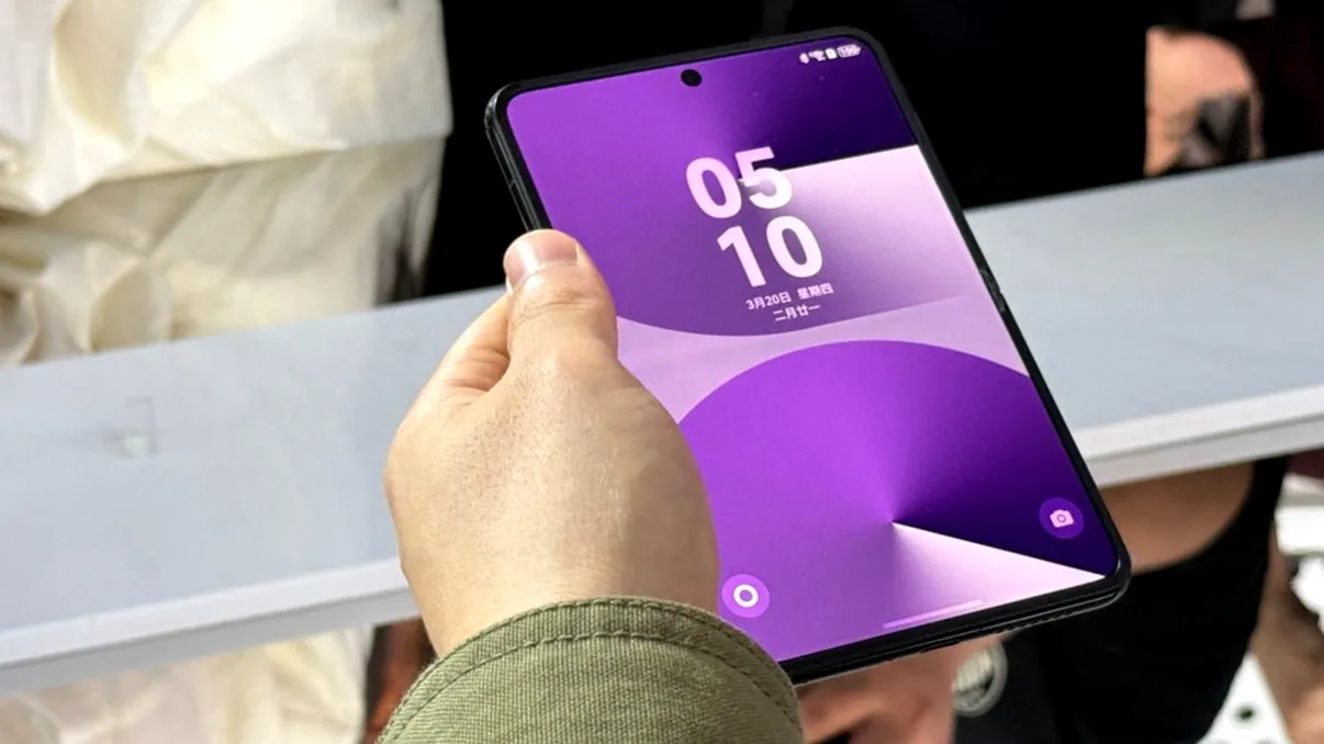 Huawei lansează primul telefon fără Android: Pura X are ecran lat 16:10 și asistent AI propriu