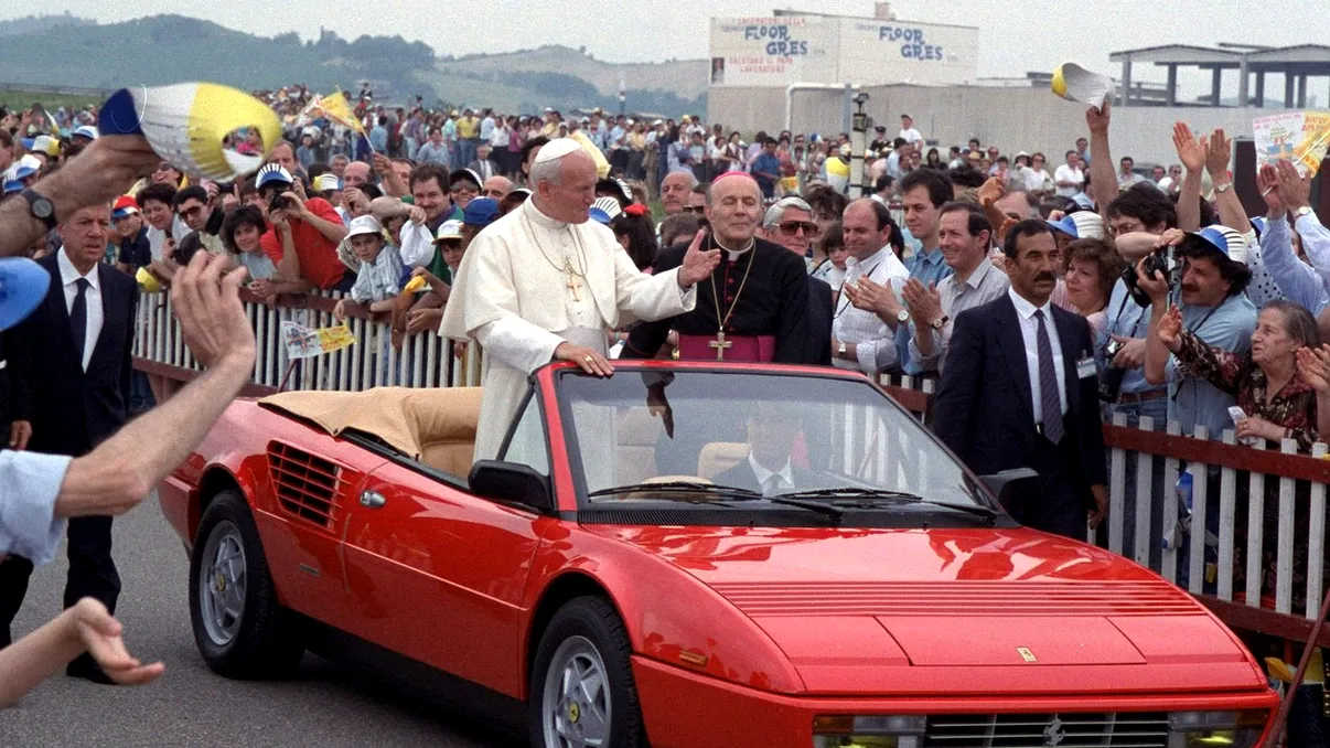”Sfintele mașini ale Papei de la Roma”: de la modesta Broscuță VW și Renault 4 la bolizi de milioane, precum Lamborghini sau Ferrari