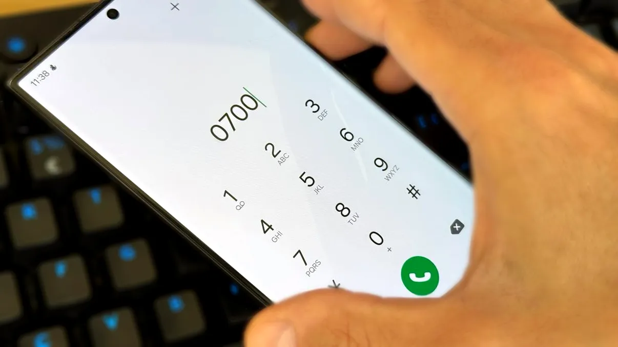 Apelul de telefon la care nu ar trebui să răspundă nimeni. Patru cifre banale, conturi bancare goale, o înșelătorie care lovește acum și România