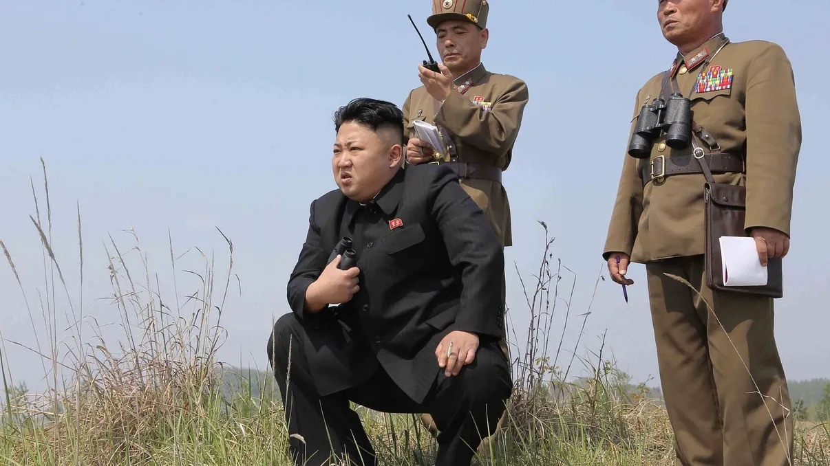 Kim Jong Un îi trimite „carne de tun proaspătă” prietenului Putin: mii de soldați nord-coreeni, trimiși să lupte pentru Rusia în Ucraina, susțin oficialii sud-coreeni