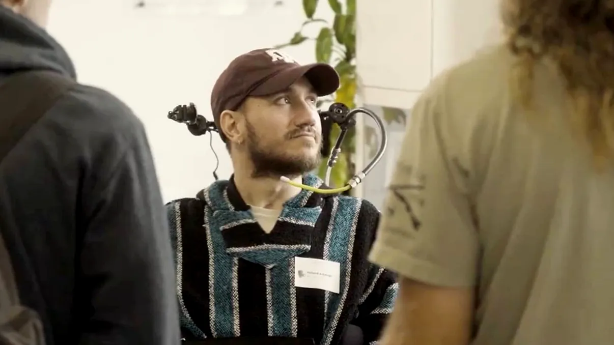 Viața omului care controlează lumea digitală cu puterea gândului. Primul pacient cu implant Neuralink în creier, datorită lui Elon Musk
