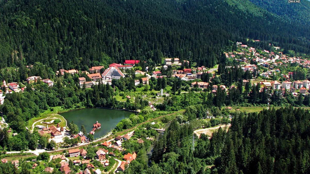 Orăşelul din România sufocat de turişti. Pensiunile şi hotelurile nu mai fac faţă, de ce vin atât de mulţi străini aici
