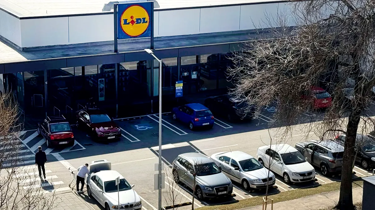 Amendă de 2.000 de lei în parcare la Kaufland, Lidl, Carrefour și nu numai. Greșeala făcută de șoferii români se lasă cu sancțiuni