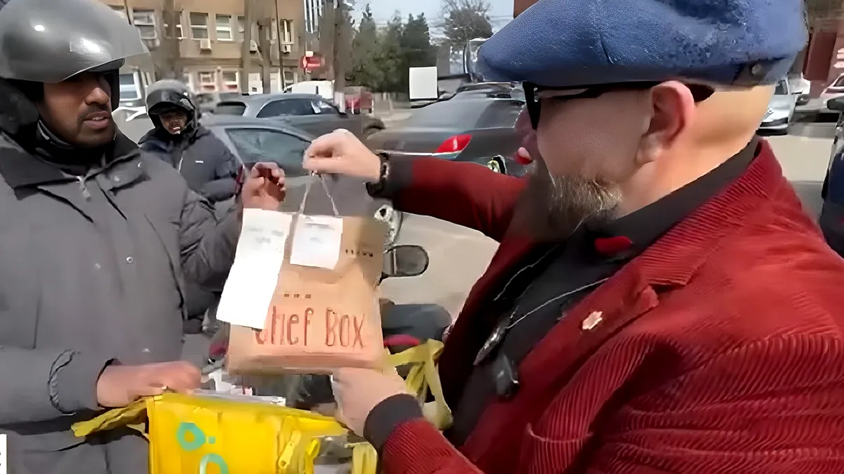 Piedone a luat la verificat livratorii de mâncare în trafic. Ce a găsit în gențile lor. I-a întors din drum la restaurante