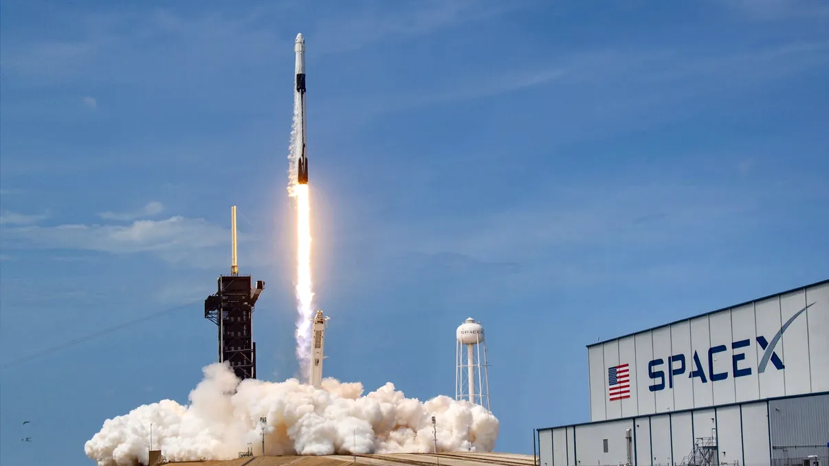 SpaceX-ul lui Elon Musk trimite pentru prima dată patru oameni într-o misiune spațială peste ambii poli ale Pământului. Ce vor face acolo