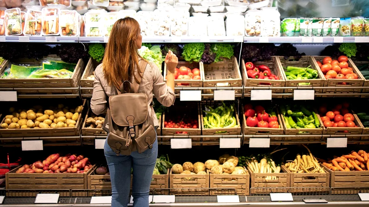 Trucul folosit de supermarketuri pentru a menţine fructele şi legumele proaspete mai mult timp. Acasă se strică imediat