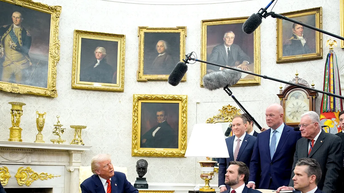 Donald Trump a făcut din Biroul Oval mai ceva ca Gigi Becali la palat: steaguri, statuete aurii, tablouri înflorate și alte zorzoane la Casa Albă