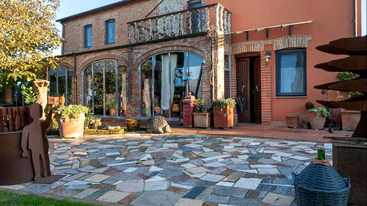 Conac în Italia cu piscină, vie și livadă de măslini, mai ieftin decât un apartament cu două camere în București. Cum arată vila de basm FOTO