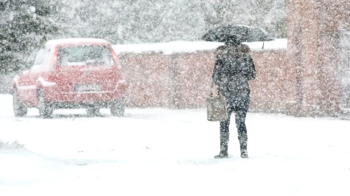 Vreme neobișnuită în luna aprilie 2025: De la soare la viscol în doar 24 de ore. Unde va ninge ca în decembrie