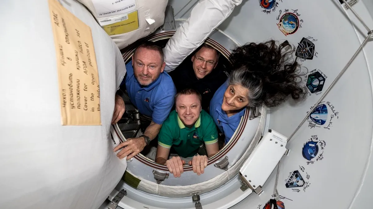 Astronauții blocați pe ISS timp de nouă luni se întorc pe Pământ VIDEO