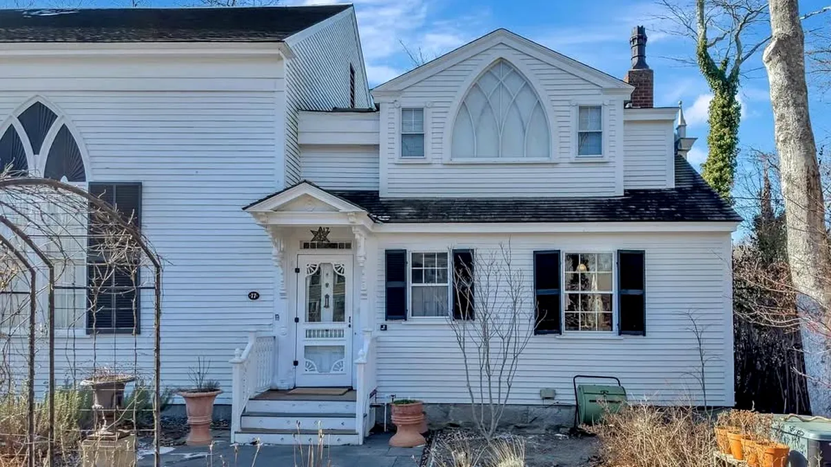 Ai crede că e biserică, dar are 3 dormitoare, 4 băi și un preț de “doar” 2 milioane de dolari