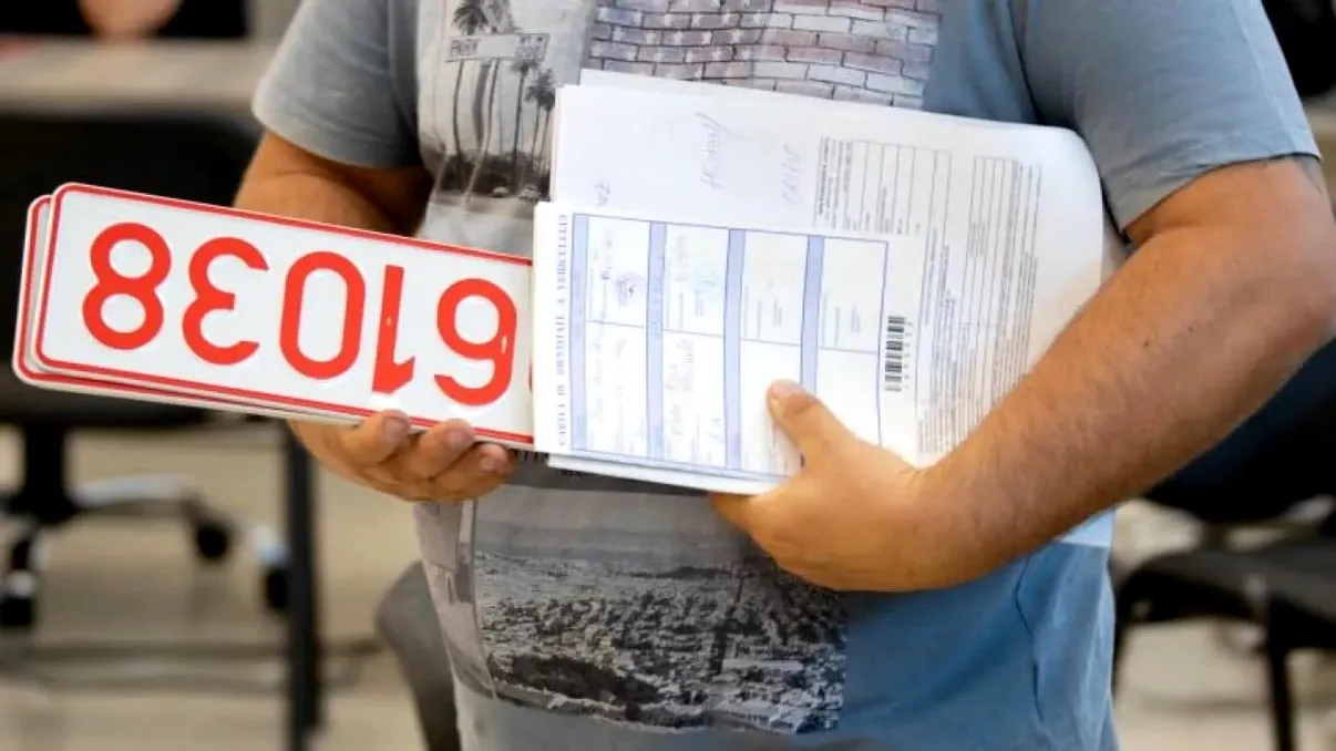 Plăcuțele de înmatriculare auto, cea mai nouă lovitură pentru buzunarul șoferilor români. Cresc prețurile din aprilie, unele se dublează