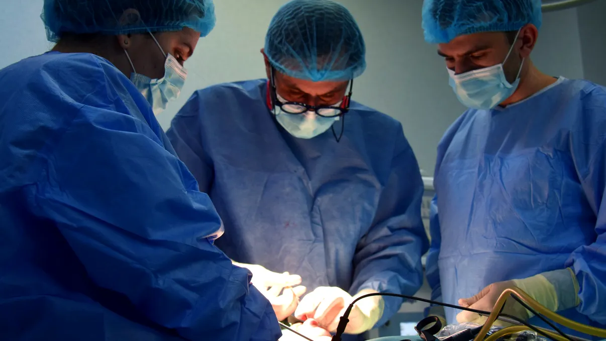 Risc de cancer tiroidian eliminat la o pacientă cu noduli, prin tehnica TOETVA