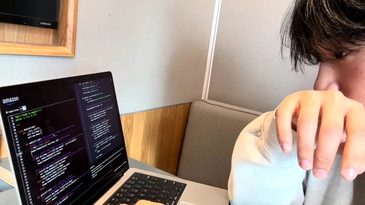 Un student a folosit AI pentru a înfrunta interviurile tehnice ale Amazon și a primit o ofertă