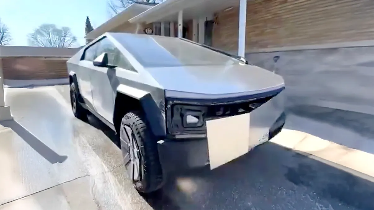 De ce se dezlipește placa frontală a Cybertruck: Un proprietar Tesla a făcut o descoperire neașteptată