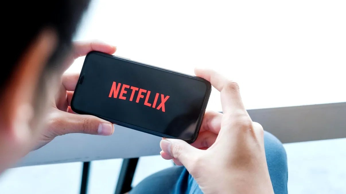 Un thriller captivant care a cucerit topul Netflix: Te va ține 