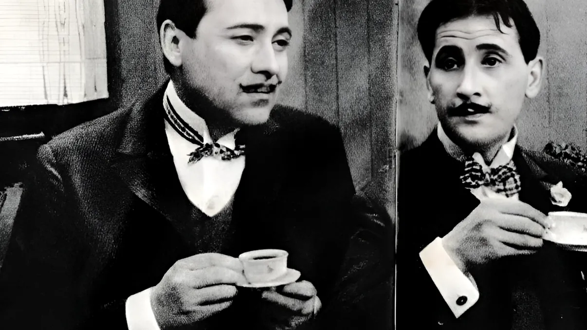 A debutat ”în flăcări”, când scena teatrului a luat foc în timpul primei sale reprezentanții la ”Tănase”. Actorul Radu Zaharescu și crearea primului trio muzical în revista românească