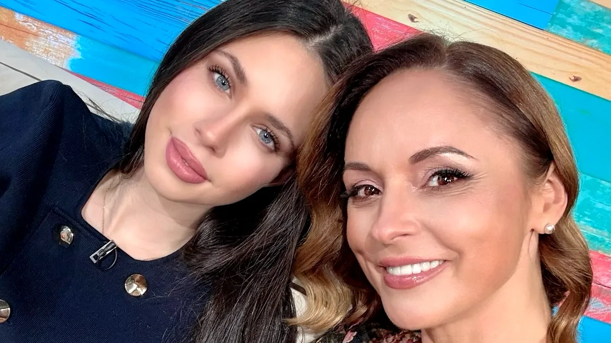 Andreea Marin şi Ştefan Bănică Jr., motiv mare de mândrie. Violeta a îmbrăcat roba de absolvire a liceului. Foto