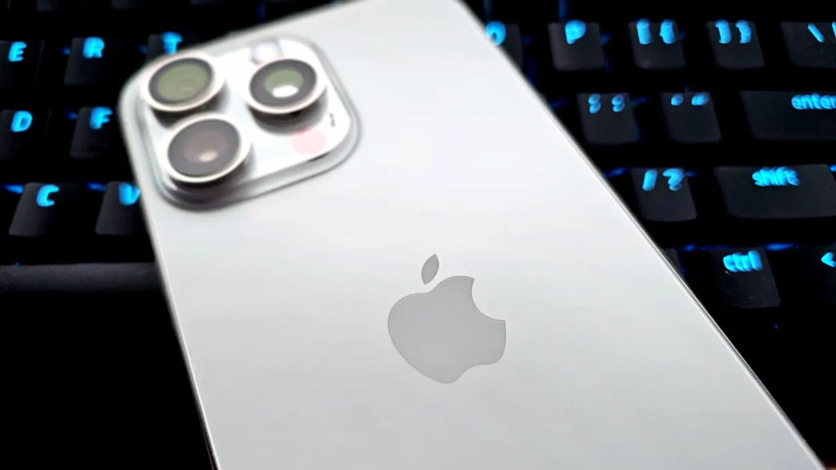 Apple vrea să mute producția de telefoane iPhone din China în India pentru americani