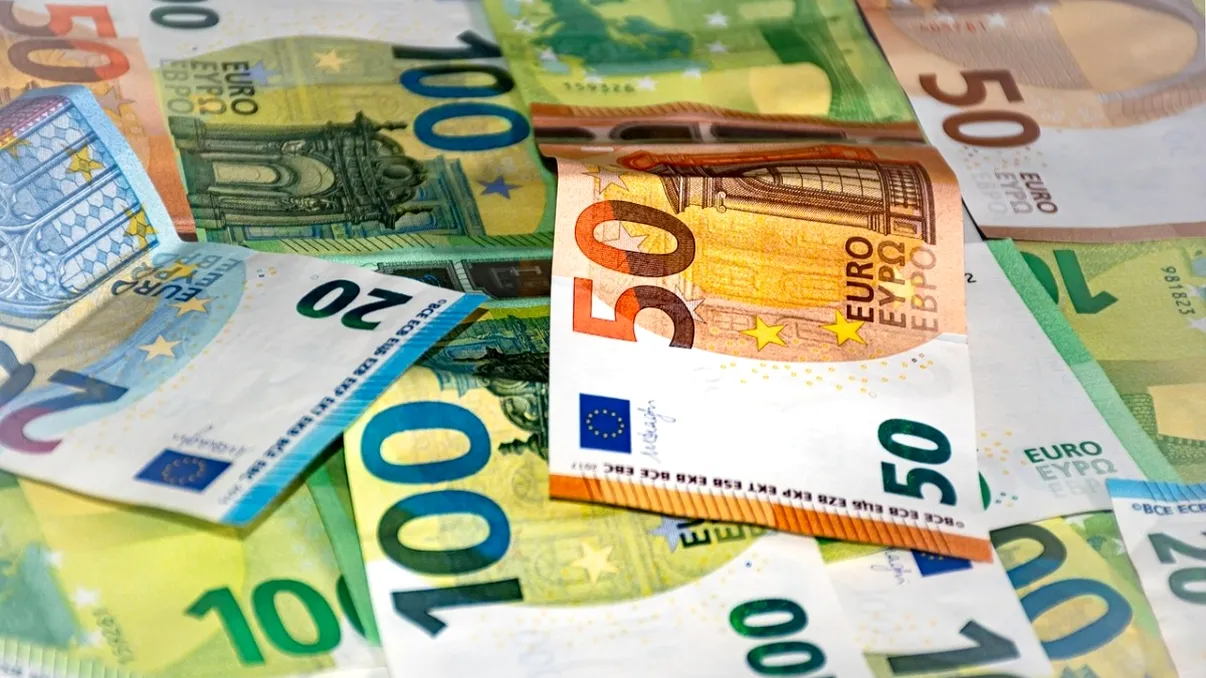 Bancnotele Euro se schimbă. Cum vor arăta noii bani şi ce se întâmplă cu cei pe care mulţi români i-au economisit
