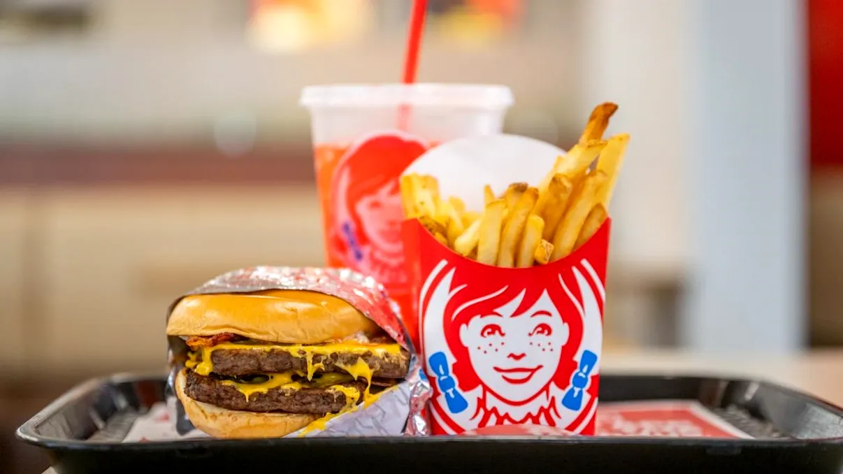 Cât costă burgerii de la Wendy's? Restaurantul se deschide pe 24 aprilie, preţurile pleacă de la 7 lei