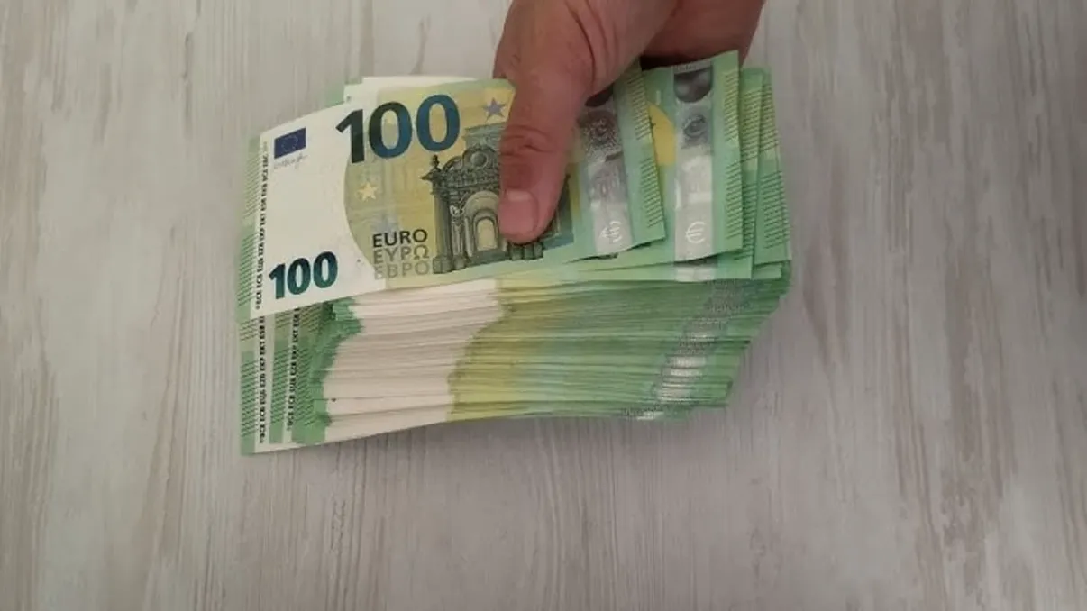 Cât de bogat ești cu 100.000 de euro cash în România?