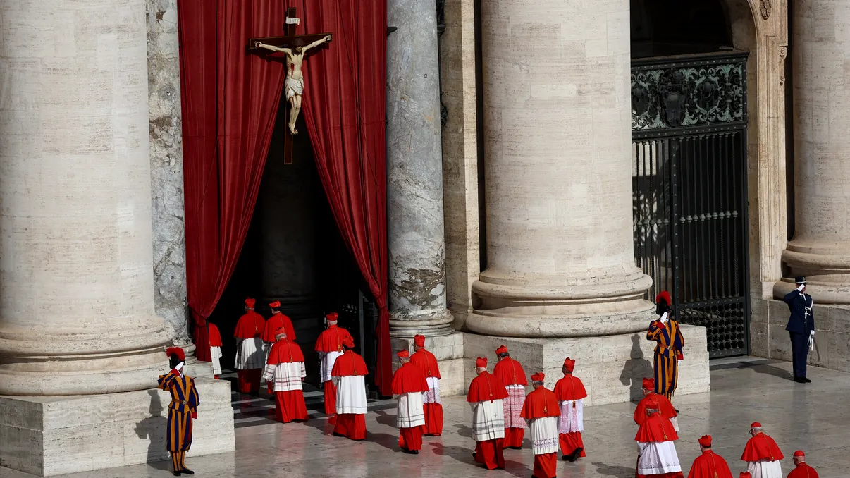 Ce salariu are un cardinal la Vatican? Papa Francisc a tăiat veniturile tuturor