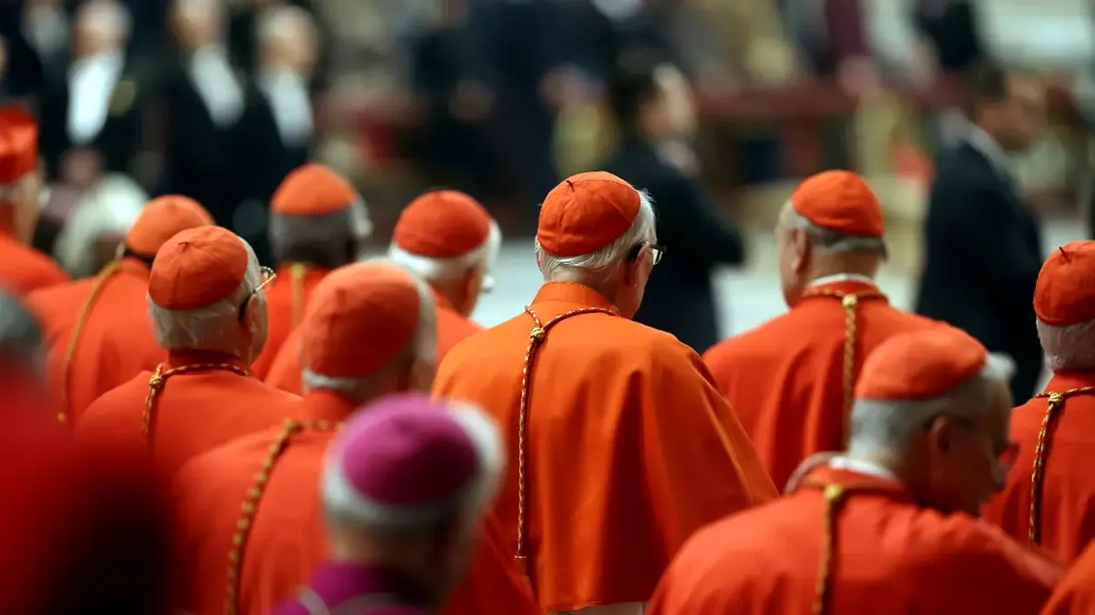Cine este cardinalul cu origini românești care ar putea deveni Papă. Are bunici din Transilvania și este favorit la Vatican