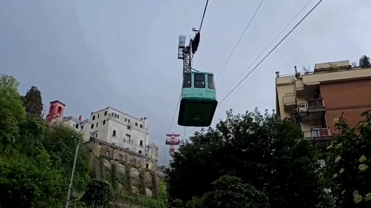 Cine sunt persoanele care au murit după ce o telecabină s-a prăbuşit, în Napoli. Instalaţia era deschisă doar de o săptămână