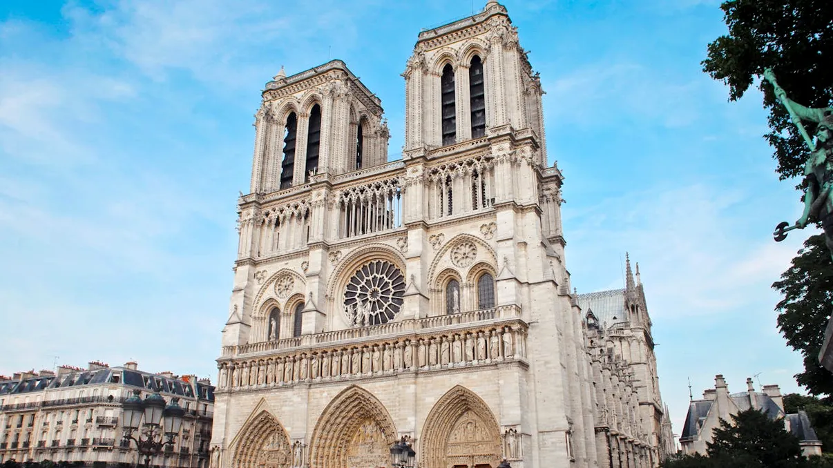 Clopotele, Marea Orgă și Coroana cu Spini. Istoria Catedralei Notre-Dame din Paris, jefuită, profanată, arsă și renăscută din propria cenușă