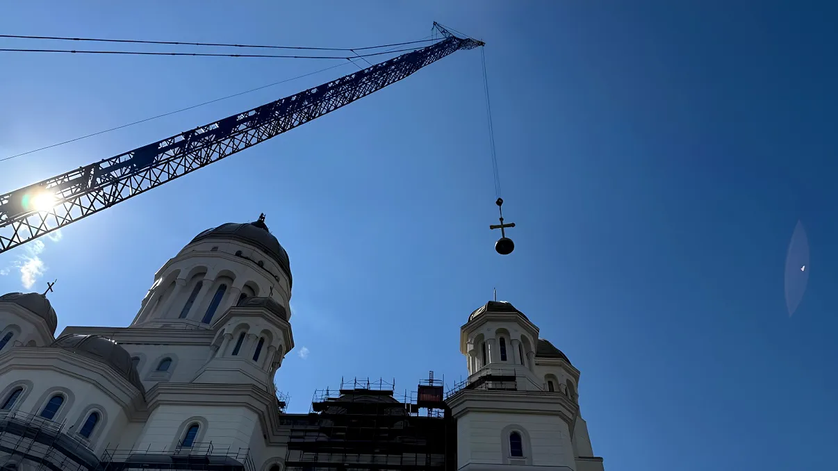 Cum arată crucea de 7 tone care a fost montată pe turla mare a Catedralei Mântuirii Neamului din București