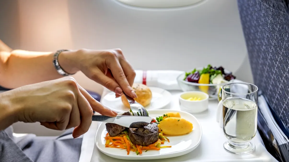 Cum se aleg, de fapt, meniurile din avion. Ce primesc piloții e diferit de ce mănânci tu
