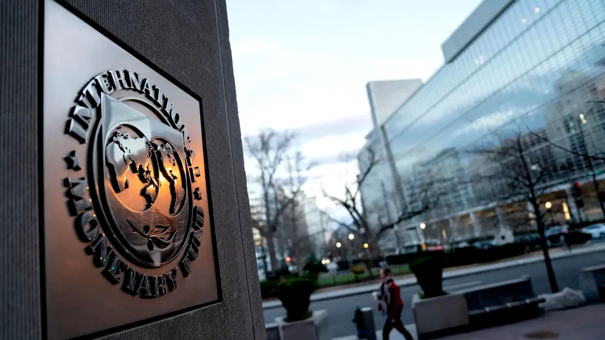 Monitorul Fiscal al FMI e pe roșu! Noile taxe vamale americane vor duce datoria publică globală la aproape 100% din PIB până în 2030. Presiunile economice sunt fără precedent!